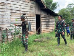 Cegah Malaria, Satgas Yonif 144/JY Bersama Puskesmas Laksanakan Penyemprotan IRS di Kampung Naga